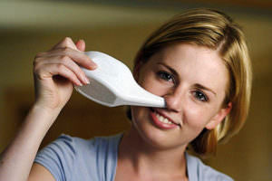 Во время лечения гайморита дома используют промывание носа