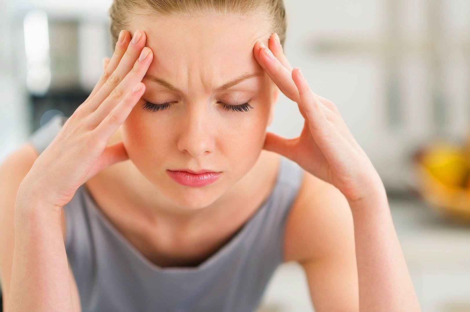 Систематическое утомление и стрессы могут стать причиной образования герпеса в носу