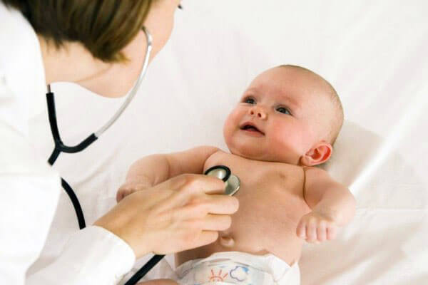 Систематическое посещение педиатра поможет избежать осложнений при насморке у ребенка