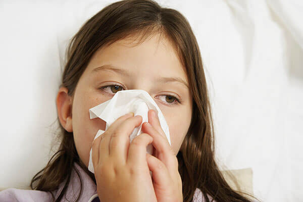 Причиной длительного насморка может быть инфекционное заболевание, аллергия или травма слизистой