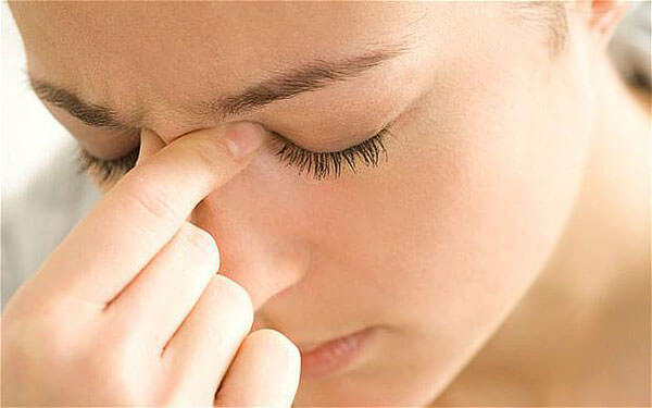 Симптомы синусита - головная боль, заложенность носа