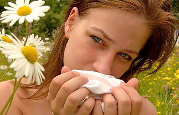 У девушки аллергия на цветочную пыльцу