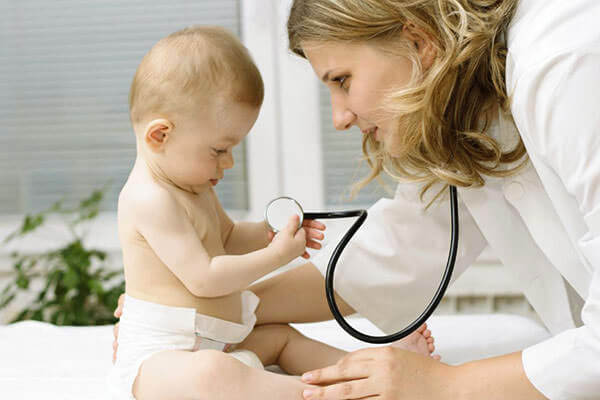 При нсморке и заложенности у малыша необходимо обратиться к педиатру