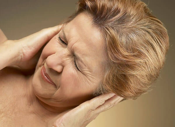 При насморке больной часто ощущает заложенность в ушах