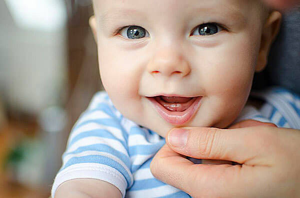 Одна из причин появления соплей - режущиеся зубы у малыша
