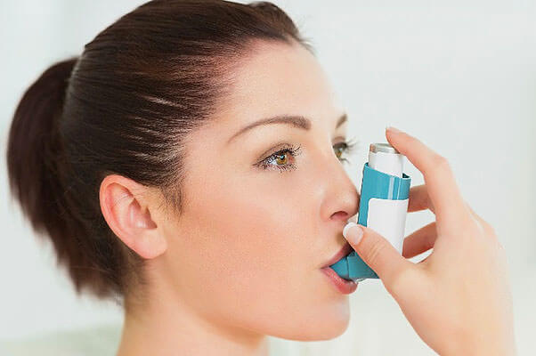 Ингаляции с Лазолваном показаны людям, страдающим астмой