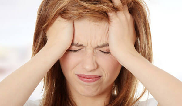 Сильная головная боль - один из симптомов воспаления пазух носа