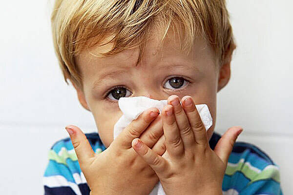 При простуде у ребенка появляются прозрачные сопли