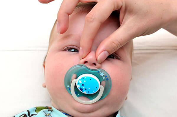 Хрюканье нососм у младенца может быть простым физиологическим насморком