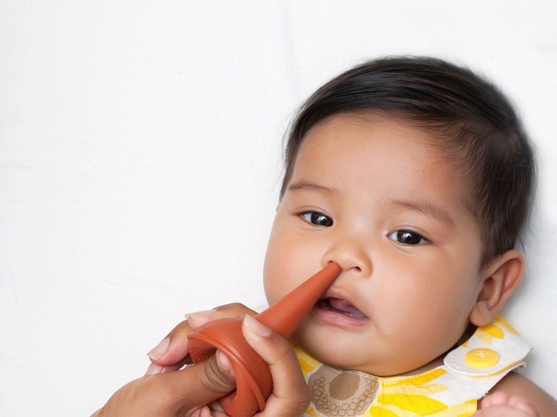 Как чистить нос у ребенка с помощью груши во время прорезывания зубов