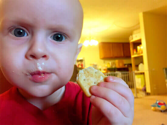 Малыш кушает печенье